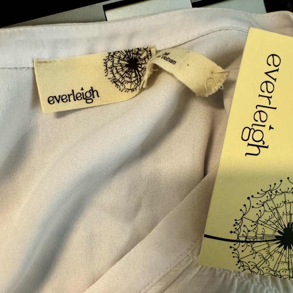 NWT Everleigh Hi-Lo‎ White top